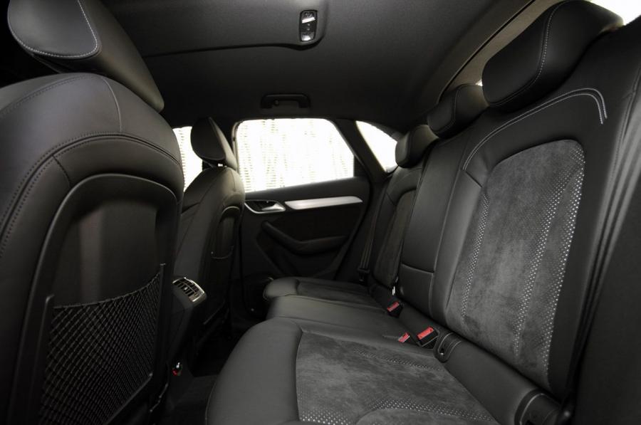 Интерьер Audi Q3 2.0 TFSI Quattro S-Line (8U) 2011 года  (WW) (фото 13 из 68)